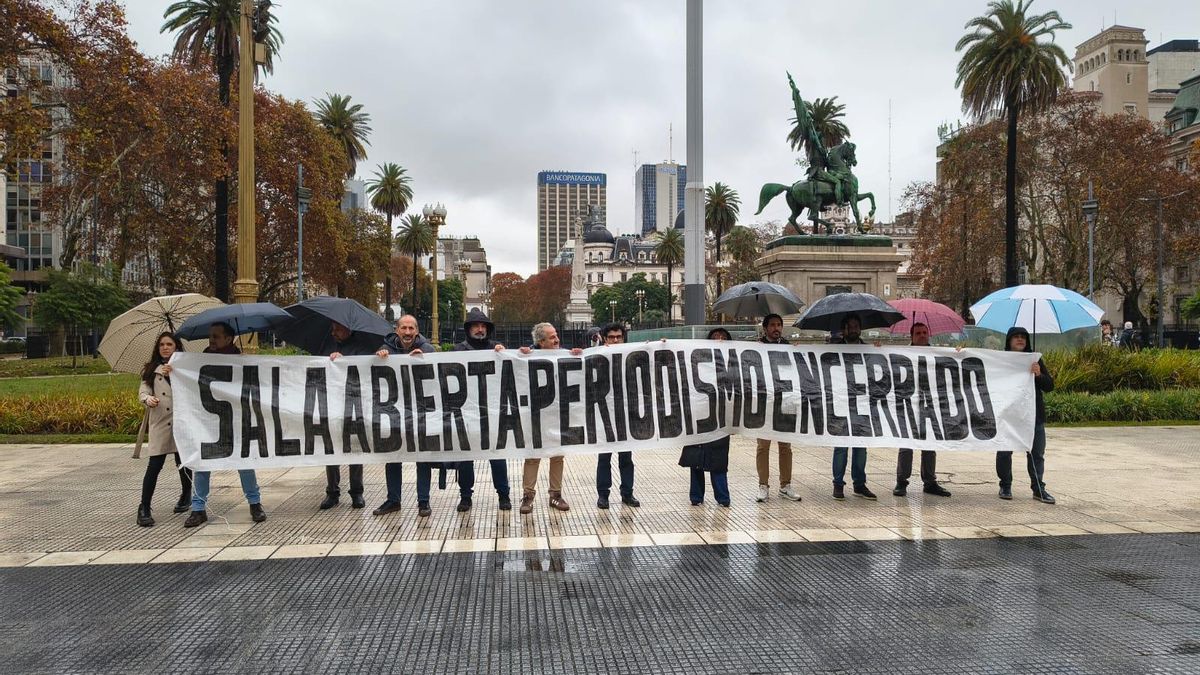 Los acreditados de Casa Rosada protestaron en Plaza de Mayo contra las restricciones en su trabajo.
