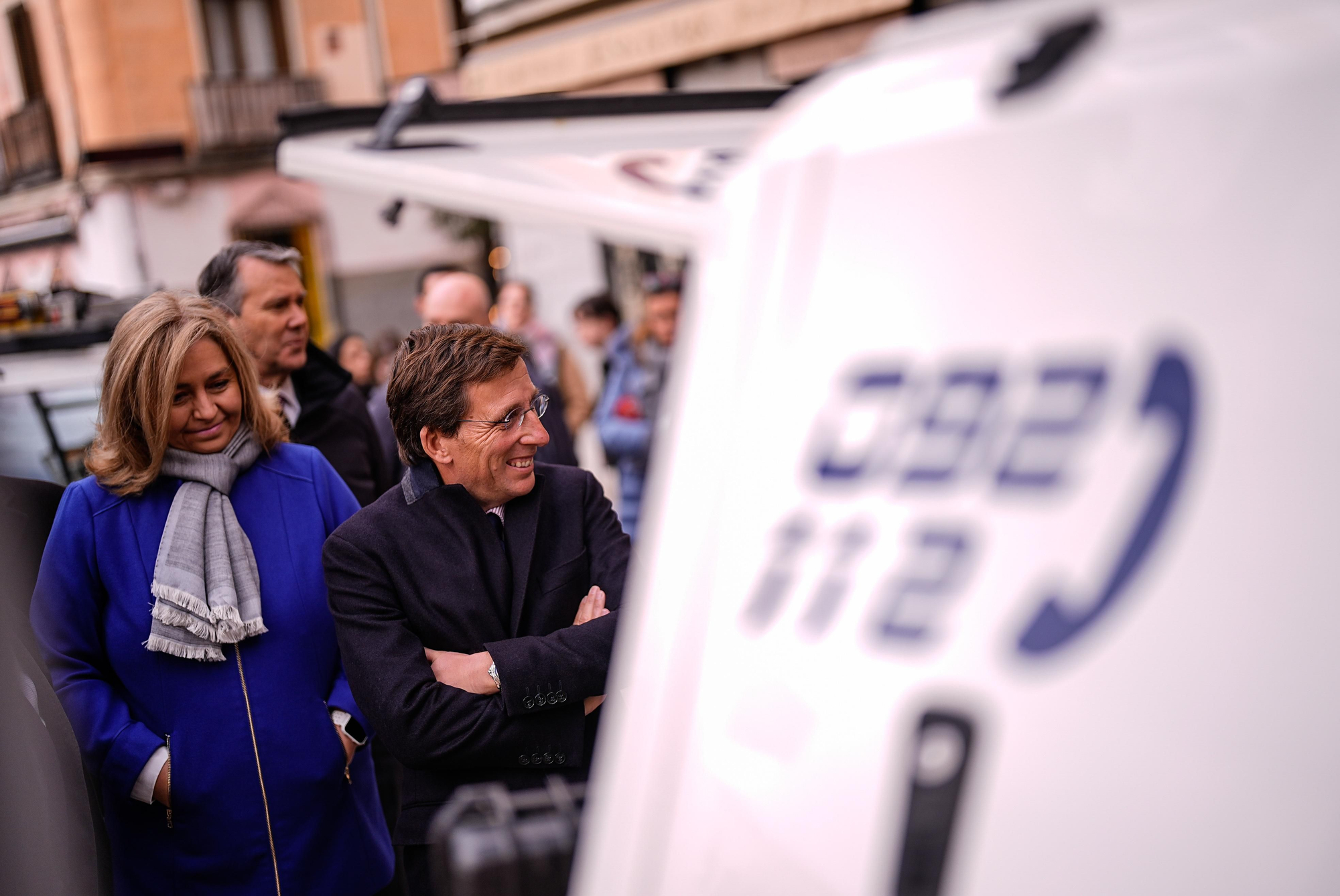 Almeida "inaugura" las cámaras de vigilancia en el Dos de Mayo