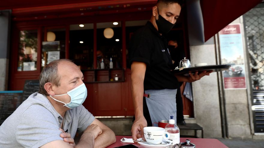 Un camarero trabaja en un bar del centro de Madrid. EFE/Mariscal/Archivo