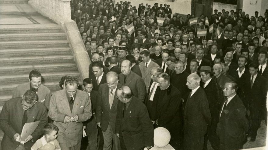 Inauguración de un cruceiro en Forcarei con el secretario del Consejo Local del Movimiento Manuel Crepo Alfaya, padre de Pablo Crespo.