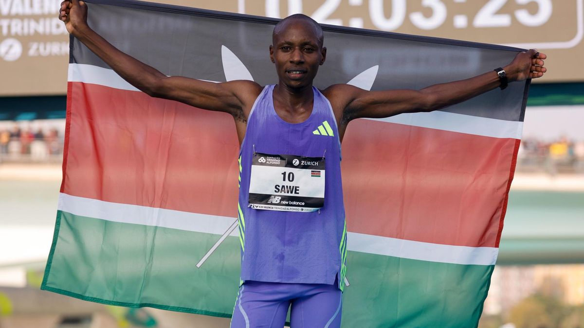 El keniata Sabastian Sawe celebra su victoria en la cuadragésima cuarta edición de la Maratón Valencia Trinidad Alfonso celebrada este domingo.