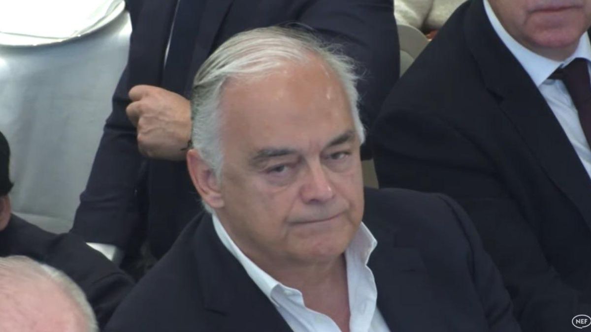 L'eurodiputat Esteban González Pons, dirigent del PP, atén el discurs de Mazón.