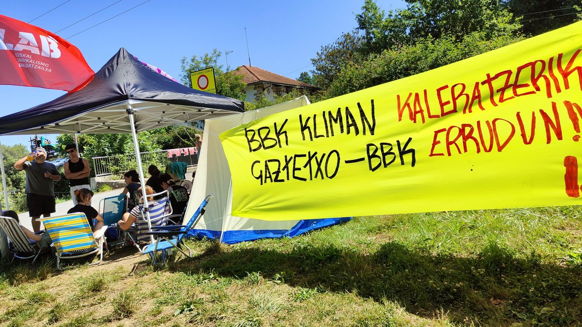 Los trabajadores acampados junto a una pancarta.