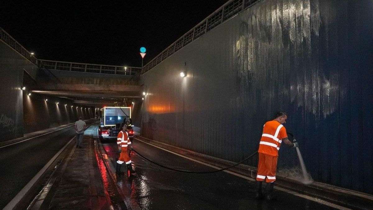 Trabajadores de Sadeco limpiando un túnel.