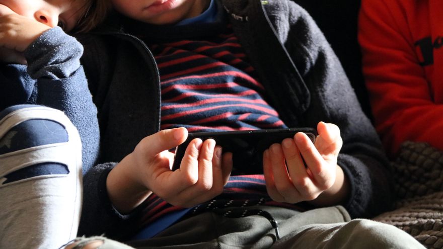 Más de 50 expertos piden proteger a la infancia y la adolescencia de la sobreexposición a las pantallas