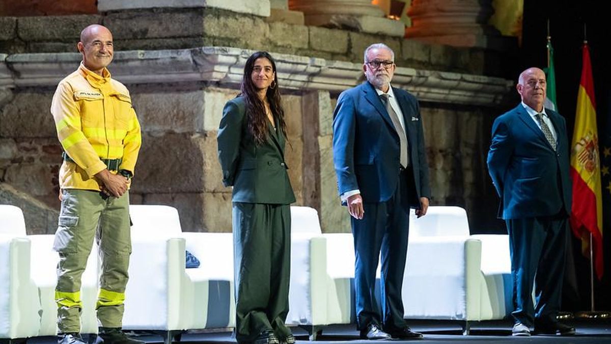 El personal del Infoex, la actriz Carolina Yuste, el investigador Juan Manuel Sánchez Guzmán y el empresario vitivinícola Marcelino Díaz ha sido galardonados con la Medalla de Extremadura 2025