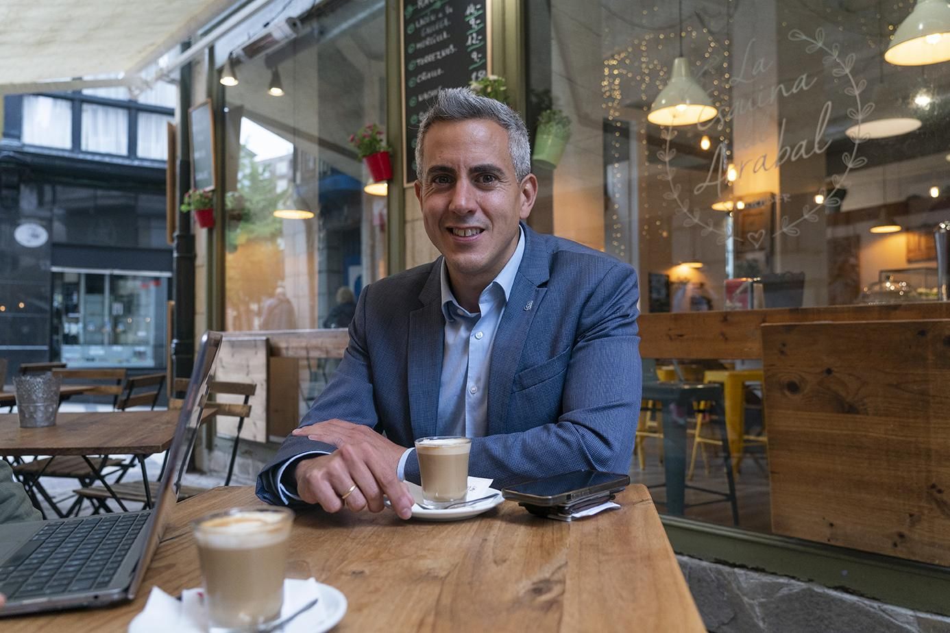 Zuloaga tomando un café tras la entrevista.