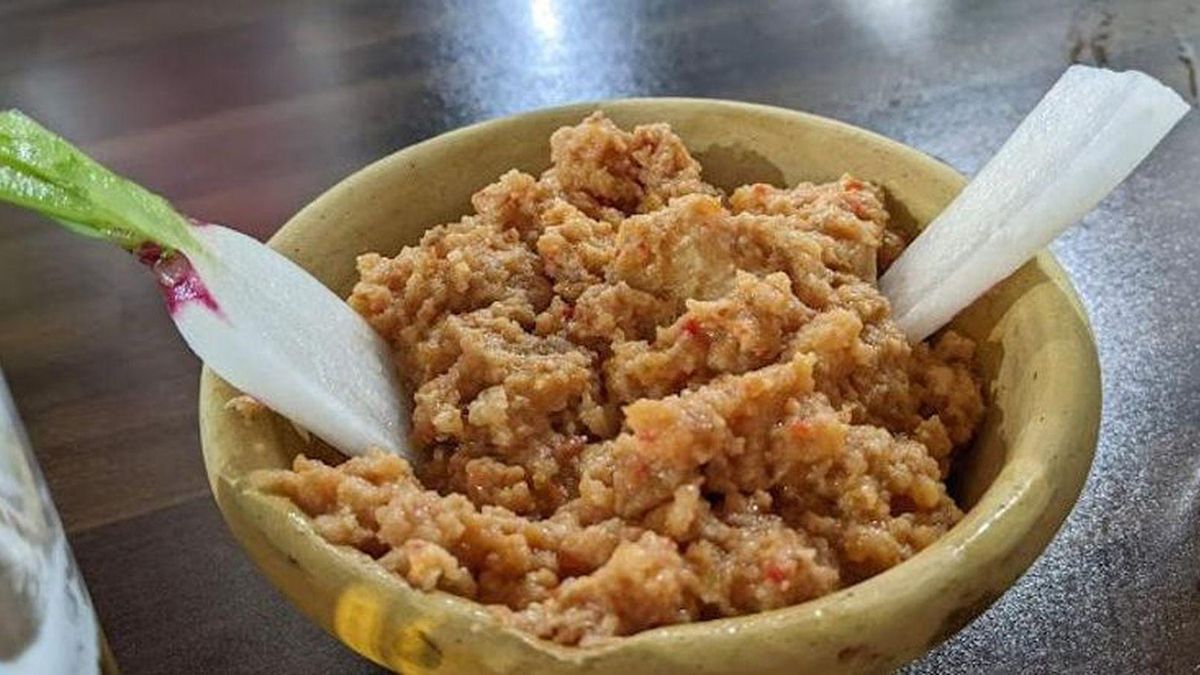 La base de esta receta incluye pan de telera o pan de pueblo, pimientos, tomates y, lógicamente, ajos