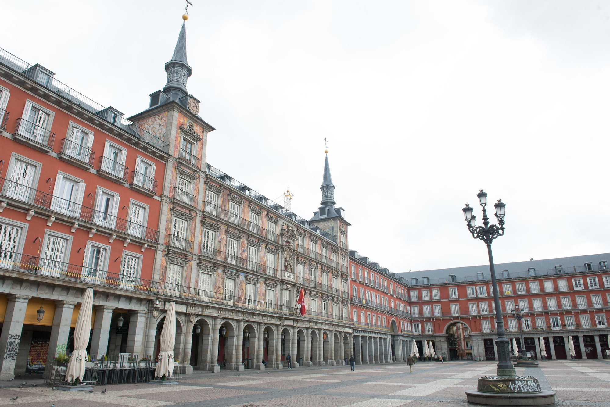 La Plaza Mayor de Madrid sin turistas ni terrazas durante la primera jornada de restricciones por la crisis del coronavirus.