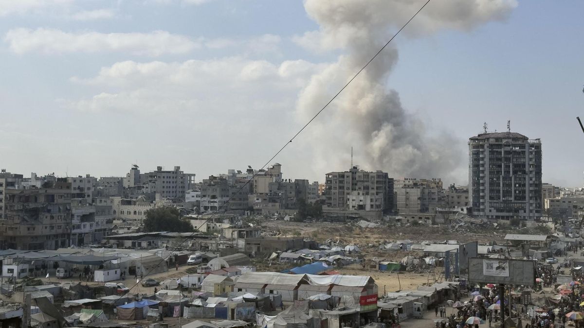 Columnas de humo se elevan de edificios de Ciudad de Gaza durante los ataques del ejército israelí el 16 de septiembre de 2025