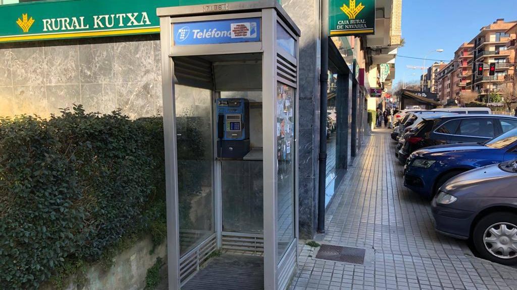 Cabina de teléfono en la calle Idiazabal de Urnieta, Gipuzkoa