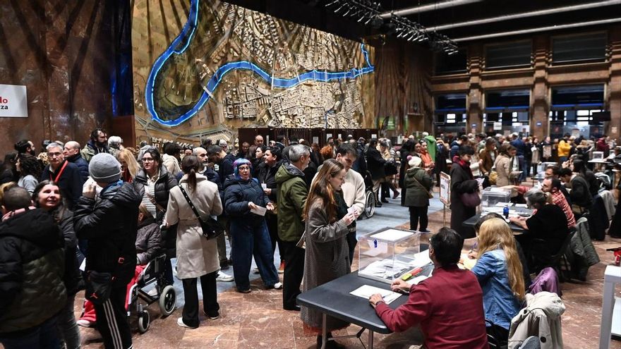 Aragoneses votan en el Ayuntamiento, a 8 de febrero de 2026, en Zaragoza