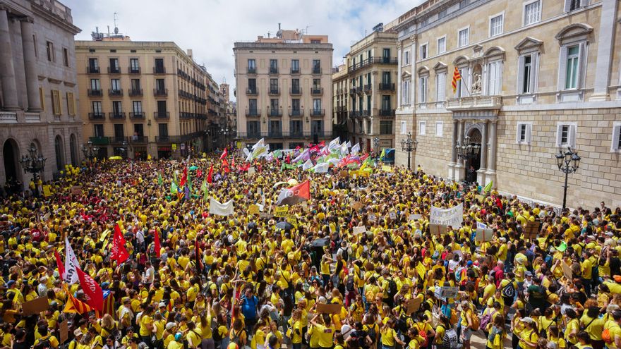 La nueva huelga educativa moviliza a miles de docentes en Barcelona: "Menos policía, más educación"