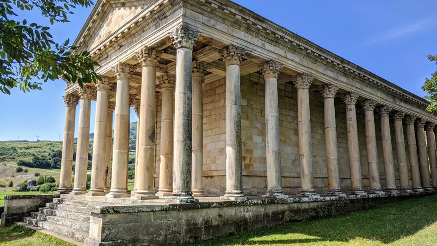Parece Grecia, pero está en España: el Partenón escondido en un diminuto pueblo de Cantabria