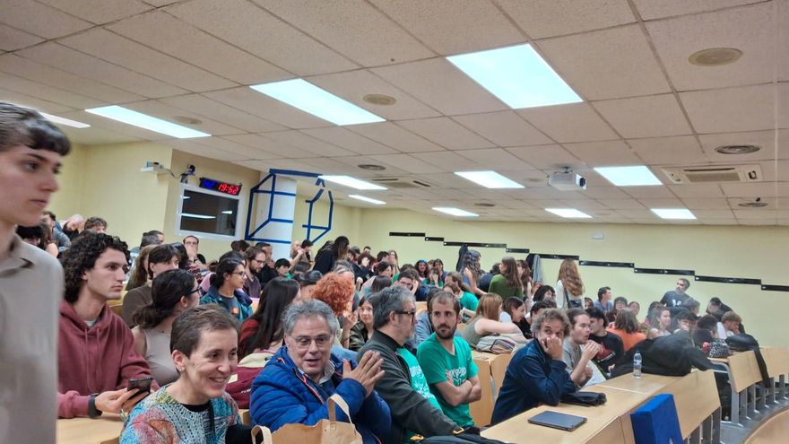 Profesores y alumnos se encierran en la facultad de Matemáticas de la Complutense contra "la infrafinanciación universitaria"