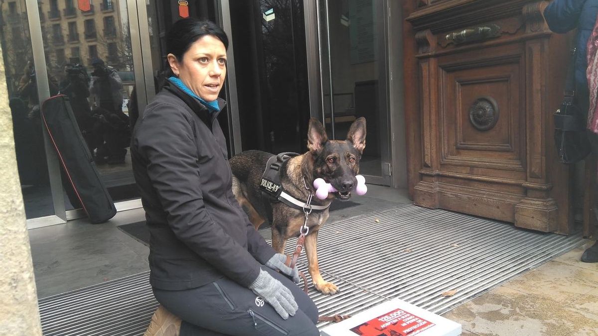 Una víctima de violencia machista entrega 125.000 firmas para pedir que su perra sea considerada como un perro lazarillo