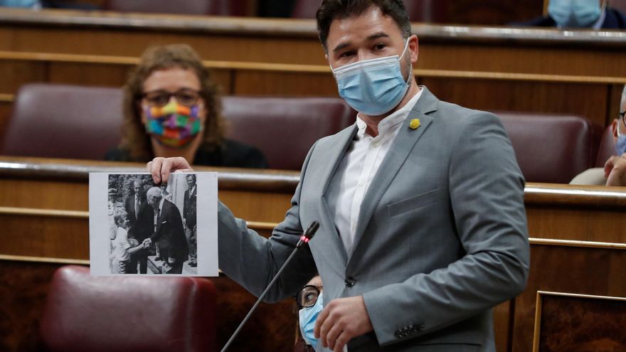 Rufián enseña la foto de Franco y el rey Juan Carlos en la sesión de control.