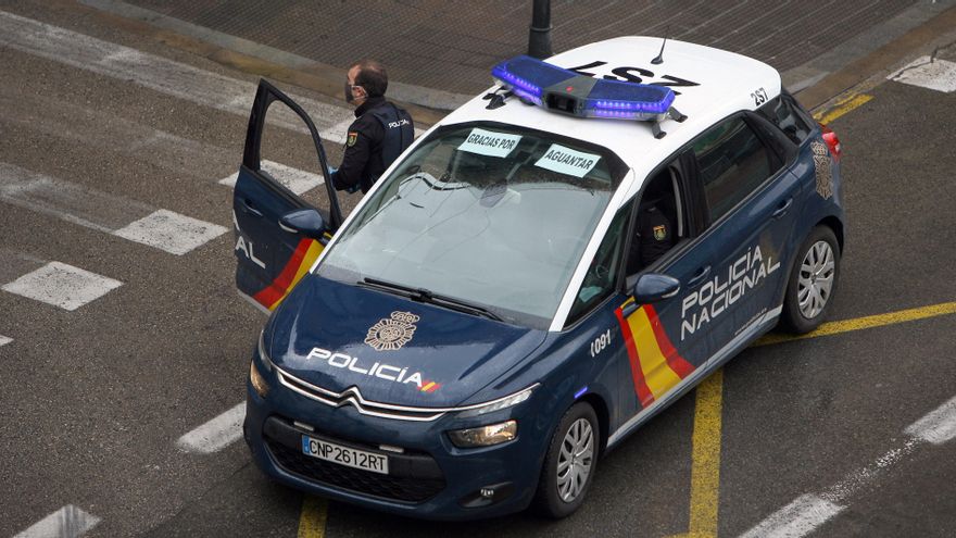 Un agent de policia en el cotxe patrulla a València durant el confinament per la COVID-19.