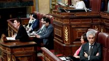 Adolfo Suárez Illana, del PP, se gira en su escaño, durante la intervención de la portavoz de EH Bildu en el Congreso, Mertxe Aizpurua.
