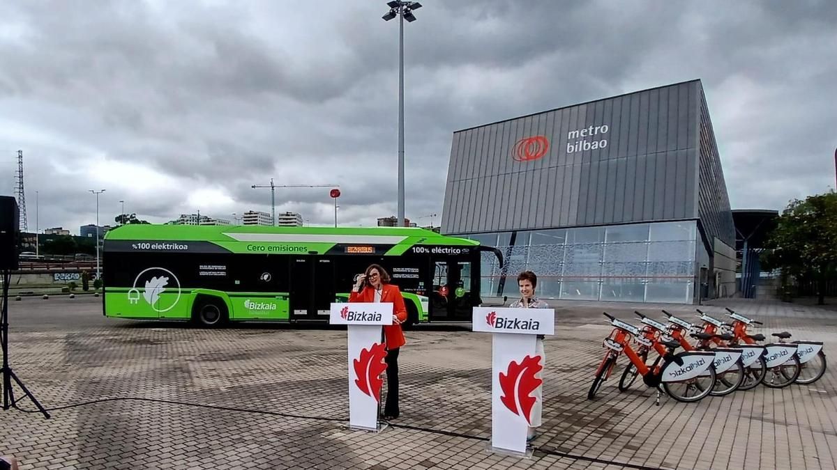La diputada general de Bizkaia, Elixabete Etxanobe, y la diputada foral de Transportes, Movilidad y Turismo, Sonia Pérez