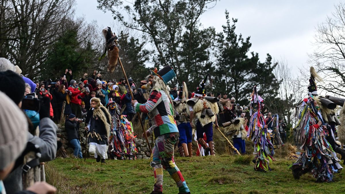 Miles de personas acuden a La Vijanera, el primer carnaval del año en Silió