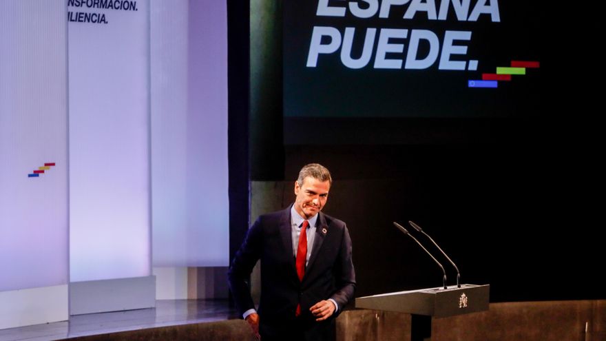 El presidente del Gobierno, Pedro Sánchez, tras ofrecer una conferencia bajo el título 'España puede. Recuperación, Transformación, Resiliencia' que sintetiza el espíritu colectivo al que el presidente invita a la unidad de la sociedad civil y de las inst