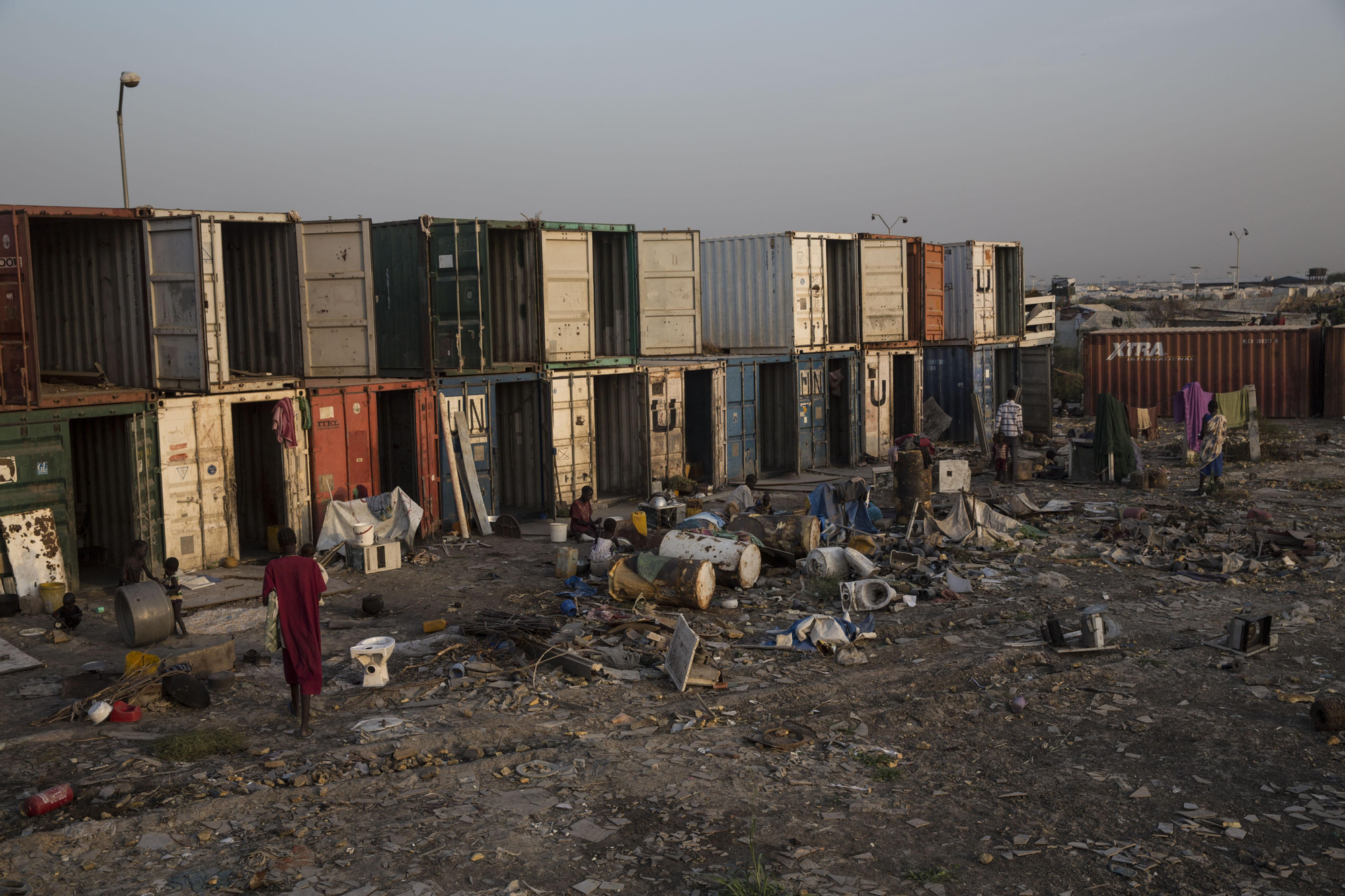 Miles de tiendas de campaña y refugios improvisados construidos con plásticos o ubicados en contenedores se suceden en el campo. En algunas zonas, el espacio es tan pequeño que sus ocupantes tienen que transitar en fila india o de lado por algunos de los pasajes más estrechos. “Debe asignarse de inmediato más espacio para la población que busca refugio en el campo y, al mismo tiempo, las organizaciones humanitarias deben mejorar urgentemente la provisión de servicios básicos y necesidades”, recalca Mónica Camacho, responsable de operaciones de MSF en Sudán del Sur. Fotografía: Anna Surinyach/MSF