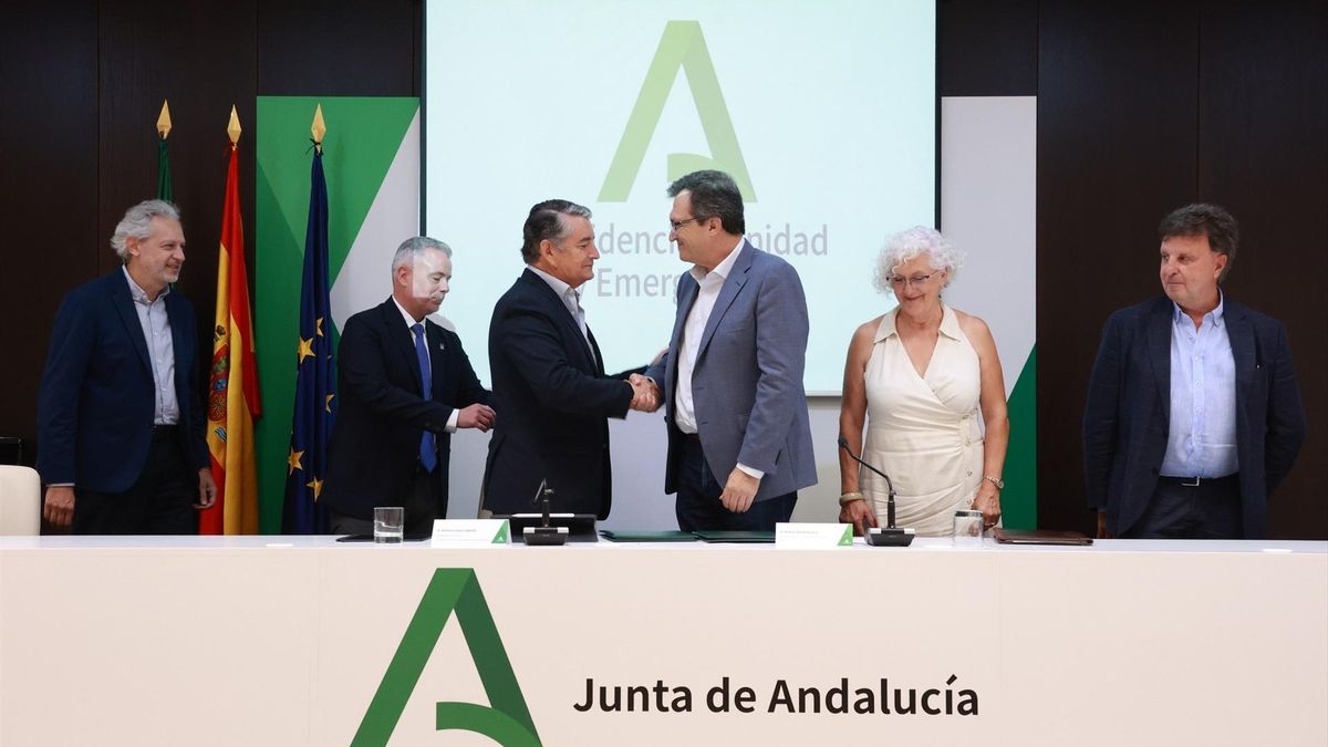 Sanz y Ojeda, tras la firma del acuerdo que se implantará esta legislatura.