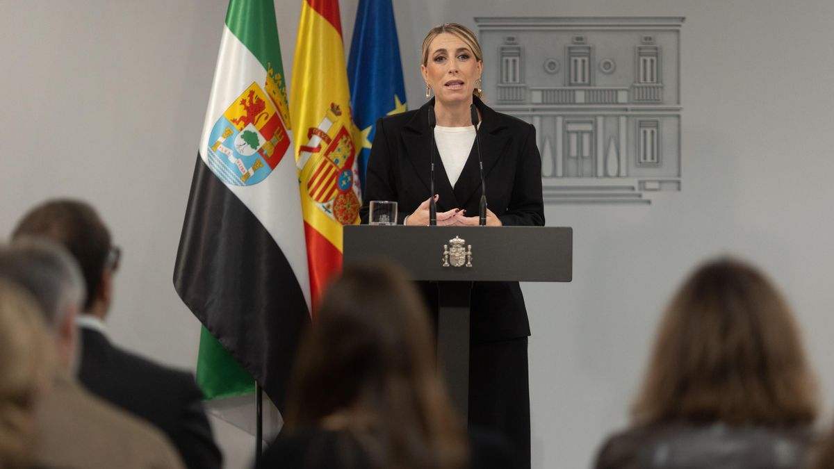 La presidenta de la Junta de Extremadura, María Guardiola, durantee la rueda de prensa tras su encuentro con el presidente del Gobierno.