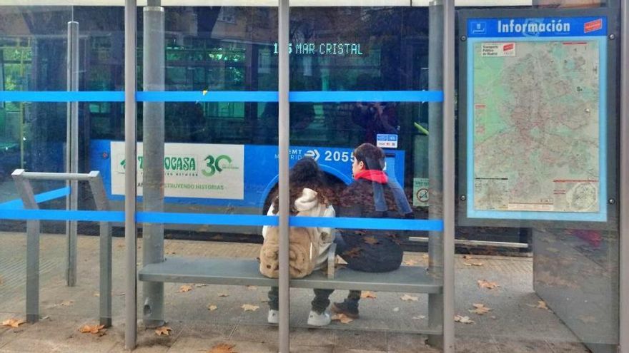 Vox pierde su cruzada contra los menores no acompañados en la parada del bus al ser tumbada su propuesta en Hortaleza