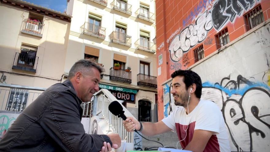 Momento de la entrevista para 'Piedra de Toque' en pleno corazón de Lavapiés