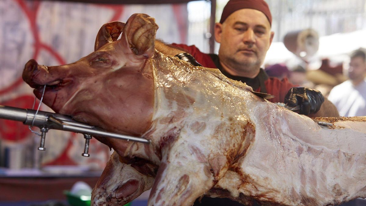 Un puesto de comida en el mercado medieval de Vitoria