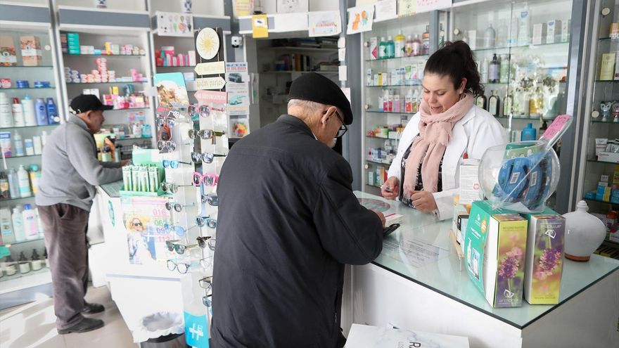 La precariedad tras la farmacia de tu barrio, sin plus de festivos y un convenio que no llega: "Es inaguantable vivir así"