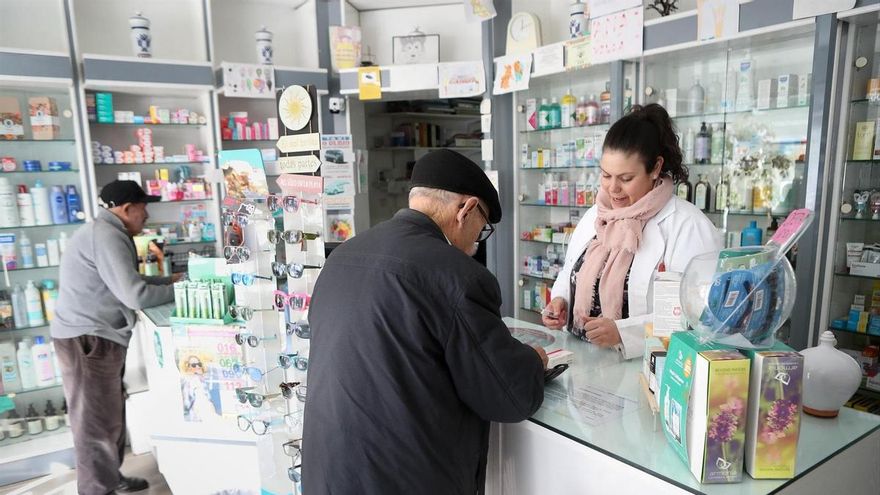 Sanidad avanza en un sistema que pasa del cúter a la digitalización para controlar los medicamentos en las farmacias