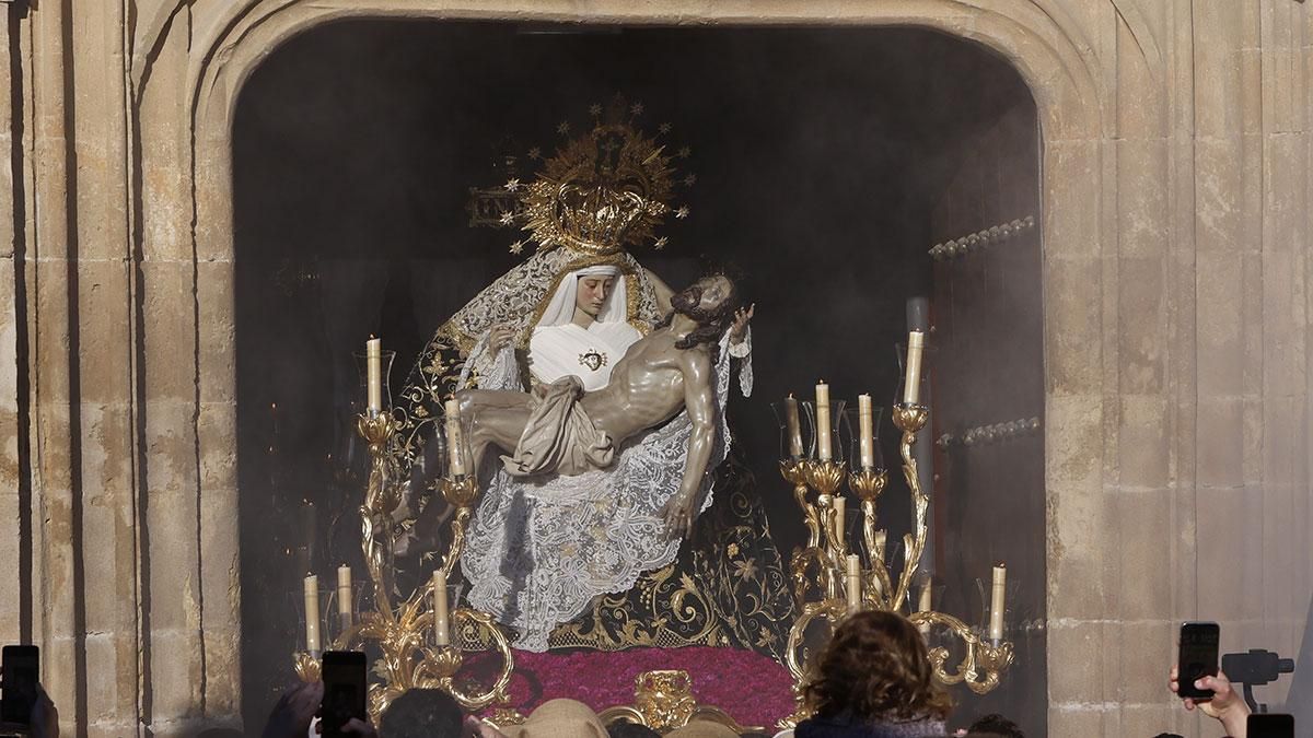 La procesión de la Hermandad de Las Angustias, en imágenes