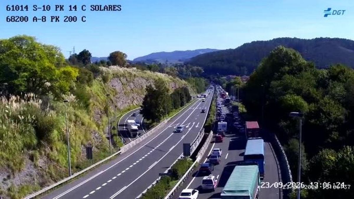 Reabre la A-8 tras la retirada del camión accidentado a la altura de Entrambasaguas