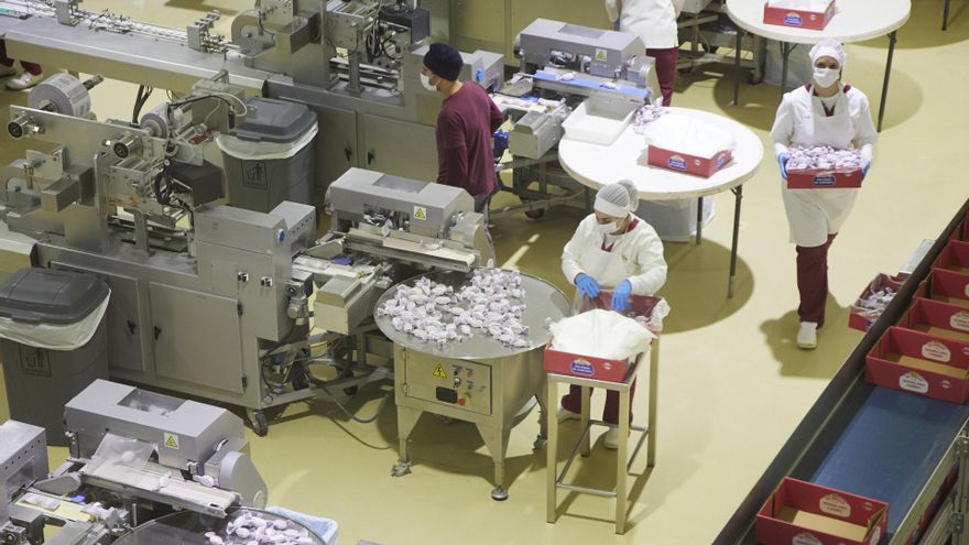 Archivo - Operarios trabajando en una fábrica de Andalucía. Imagen de archivo