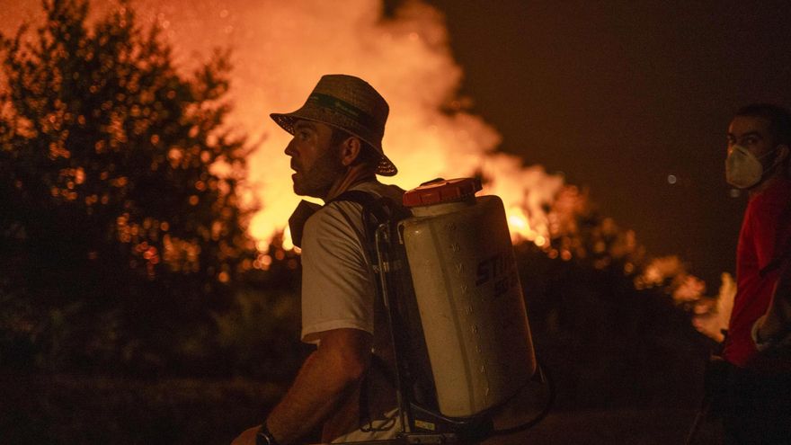 Doce incendios siguen avanzando sin control en Ourense, con nuevas amenazas a casas y más de 50.000 hectáreas arrasadas