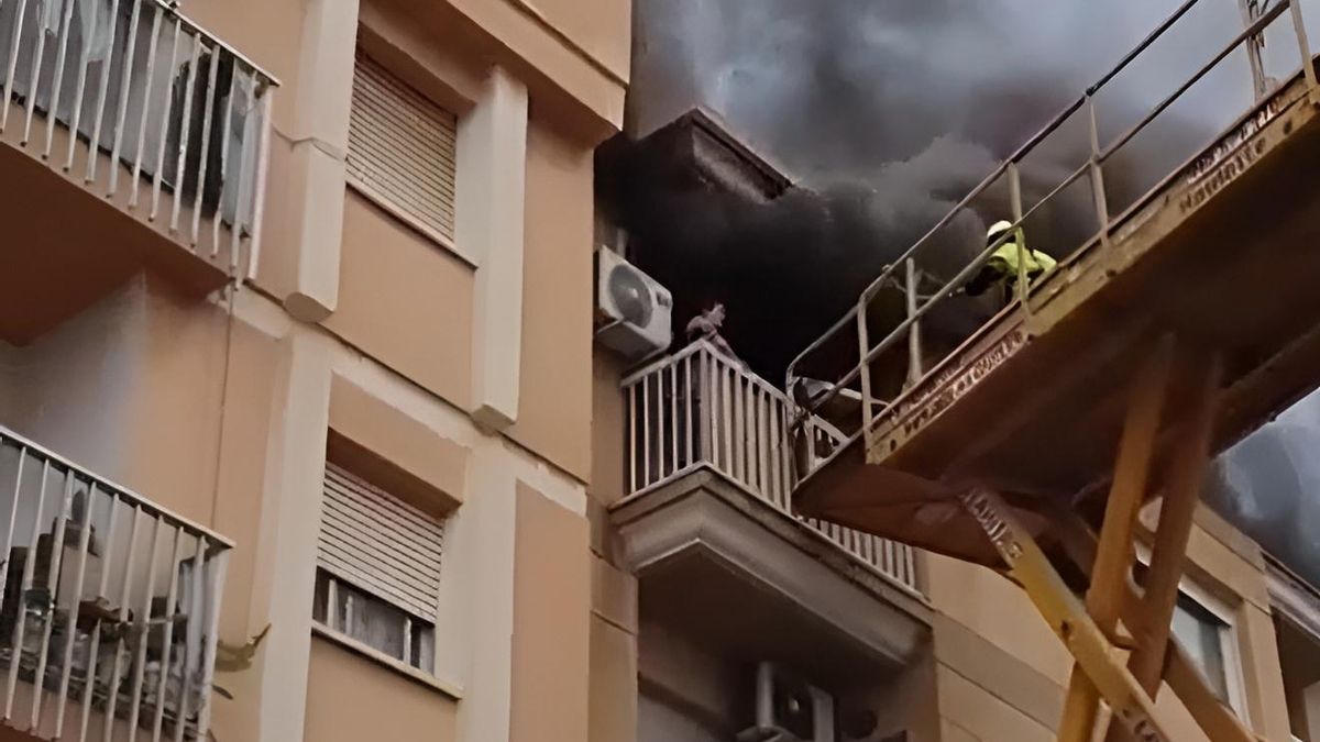 Bomberos tras un incendio en Águilas: “Es terrorífico que la alternativa para salvar la vida sea tirarte por la ventana de un tercero”