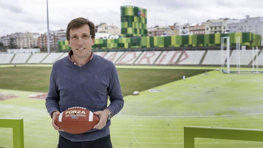 Almeida cede el Estadio de Vallehermoso a un equipo de fútbol americano recién creado y pese a las quejas de los atletas
