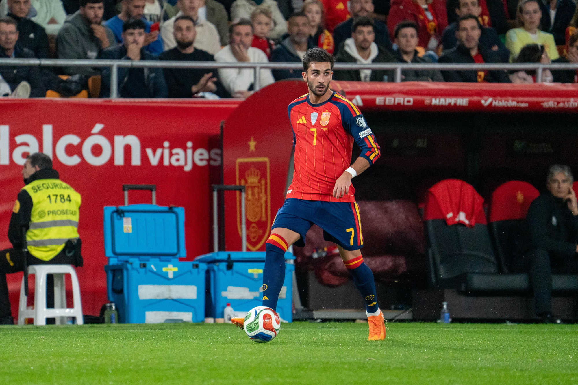 Ferran Torres con el balón durante un partido de clasificación para el Mundial 2026