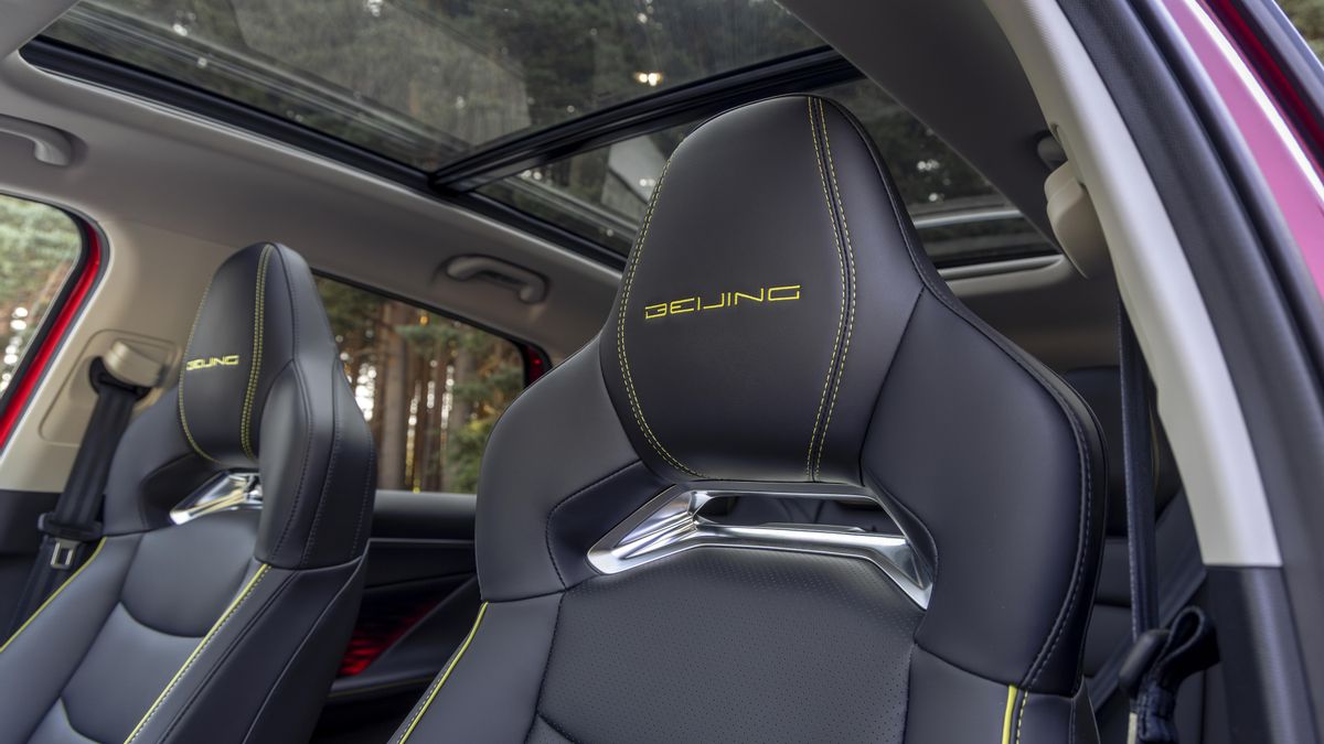 Detalle de los asientos deportivos del Baic X55.