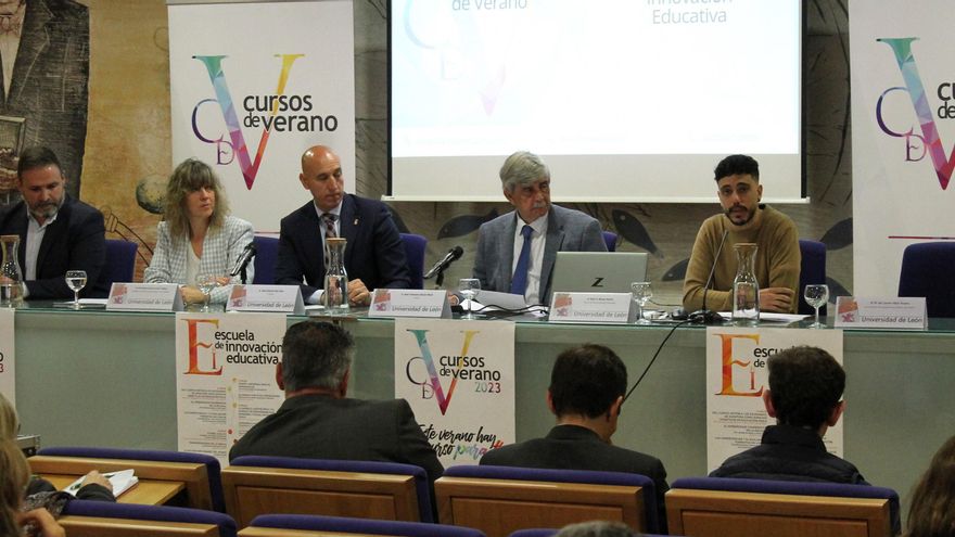 Los representantes de los ayuntamientos, de la Universidad de León y el director del Área de Extensión