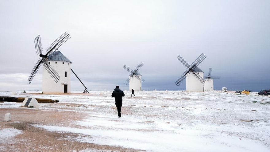 La zona de los molinos de Campo de Criptana, nevada por el paso de la borrasca Gloria, en Campo de Criptana /Ciudad Real /Castilla -La Mancha (España), a 20 de enero de 2020.
