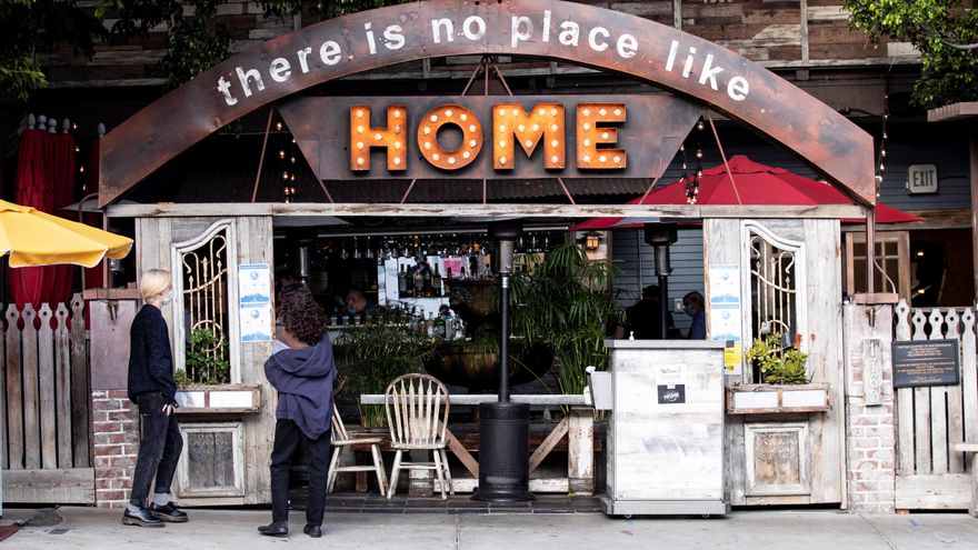 California da un paso atrás en su reapertura y cierra restaurantes y bares