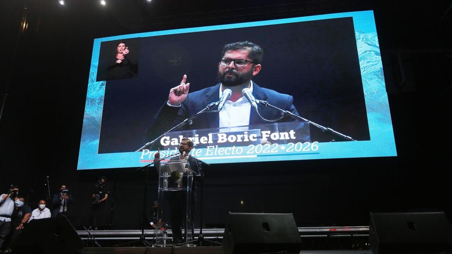 El presidente electo Gabriel Boric durante su discurso a sus simpatizantes, hoy en Santiago (Chile). EFE/Elvis González