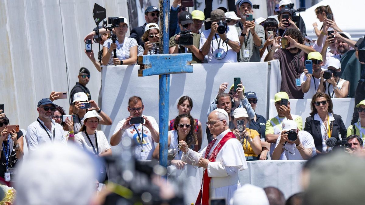 El papa León XIV durante el encuentro en el muelle de Arguineguín.