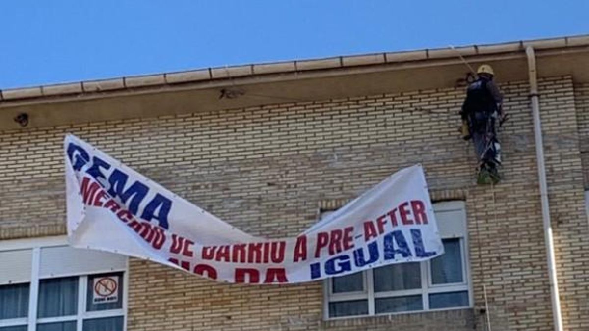 Los vecinos de Puertochico retiran la pancarta y recaudan fondos para recurrir la apertura de un McDonald's en el mercado municipal