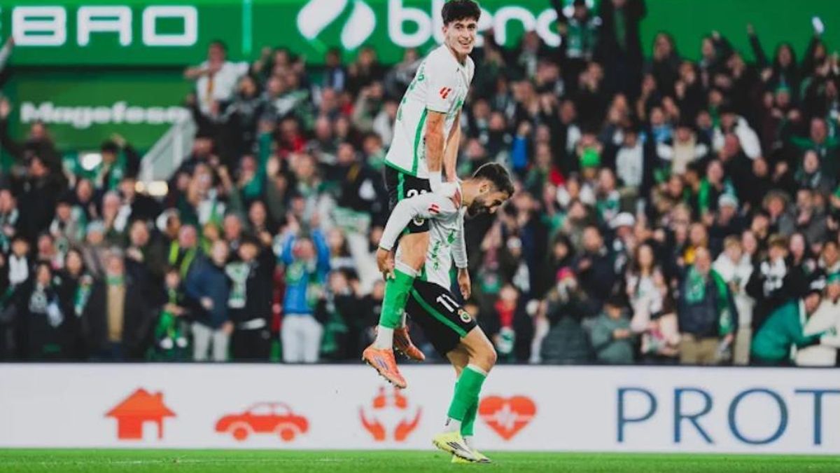 Andrés Martín y Manex Lozano celebran un gol del Racing en El Sardinero.