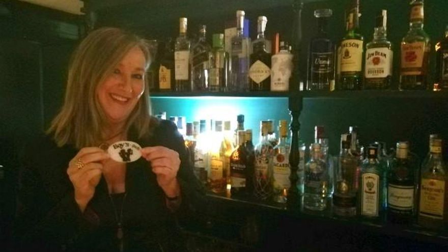 El local llamado Boys, nombre que se aprecia en esta chapa, se transformó en El Decano en el año 1985 de la mano de tres jóvenes hosteleras.